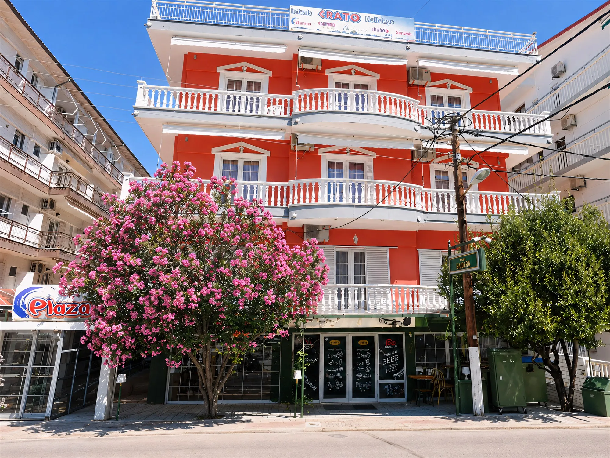 Hotel Studios Plaza — Studio smeštaj u centru Paralije, renoviran 2024, na 130 m od plaže, sa barom-restoranom „Jazz Club Gucha“.