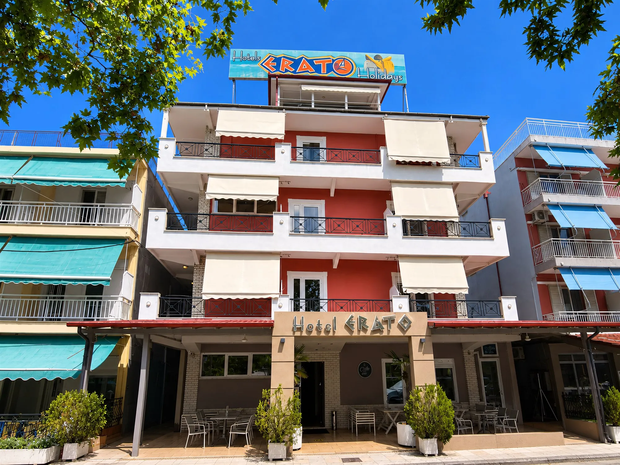 Hotel Erato — Hotel sa 3 zvezdice u centru Paralije, na 150 m od plaže, sa restoranom, barom i parkom ispred.