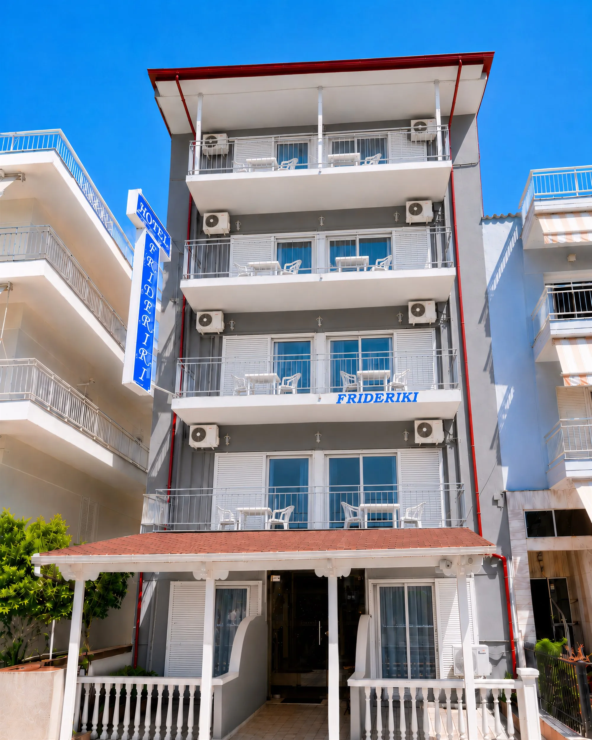 Villa Frideriki — Mirna vila u centru Paralije, na 150 m od plaže — savremen dizajn i prijatan ambijent za porodice.