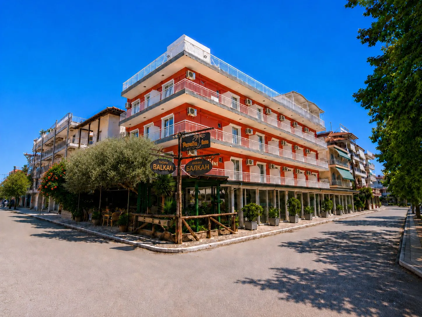 Hotel Paralia Inn — Najveći hotel grupacije, sa 3 zvezdice, na 130 m od plaže — restoran, taverna „Balkan“ i krovna bašta sa đakuzijem.